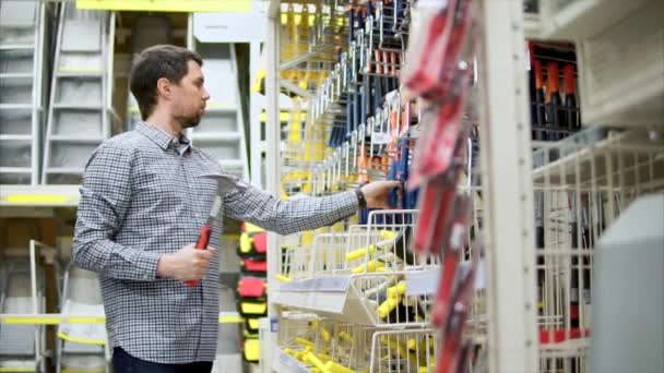 Shopping för verktyg i järnhandel — Stockvideo