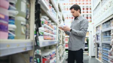 Seçme ve hipermarket boya bankada yönergeler okuma adam