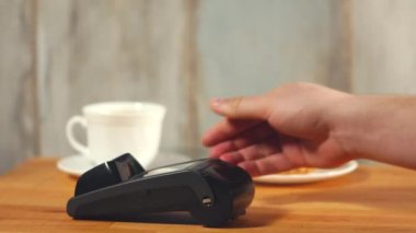 Tatlı ve kahve erkek bir cep telefonu yardımıyla için temassız ödeme