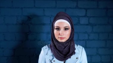 Kameraya güvenle bakan bir hijab giyen Müslüman bir kadının portresi