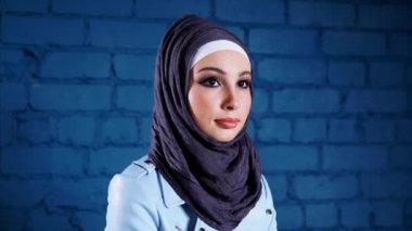 Meraklı benzeyen bir hijab giyen oldukça modern bir Müslüman kadın portresi