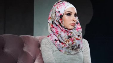 Hijab boyalı gözler ile modern bir Müslüman kadın uzaktan görünüyor