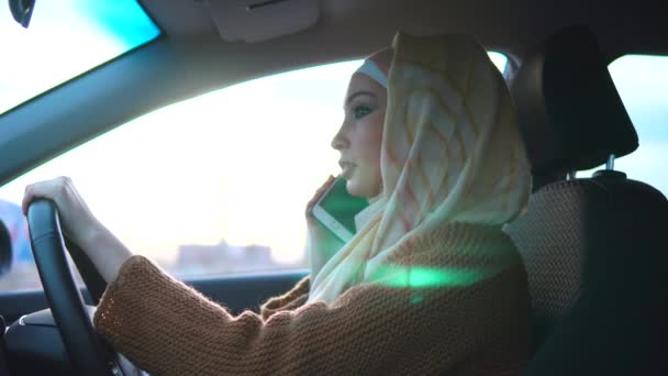 Μια σύγχρονη Αραβικά γυναίκα μιλά στο τηλέφωνο, οδήγηση στη δεξιά μονάδα — Αρχείο Βίντεο