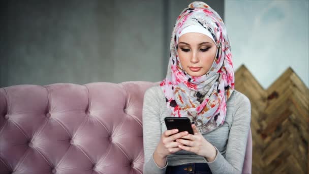 Una donna araba moderna comunica sul suo cellulare online con i suoi amici — Video Stock