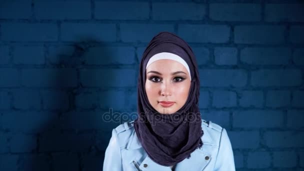 자신 있게 카메라에 보이는 무슬림 여성 hijab를 입고의 초상화 — 비디오