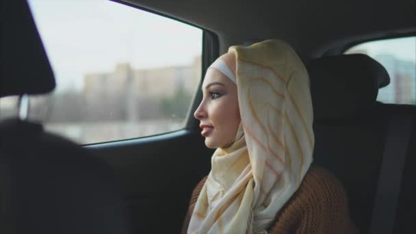 La vie quotidienne d'une Arabe qui se rend en taxi pour rencontrer son amie — Video