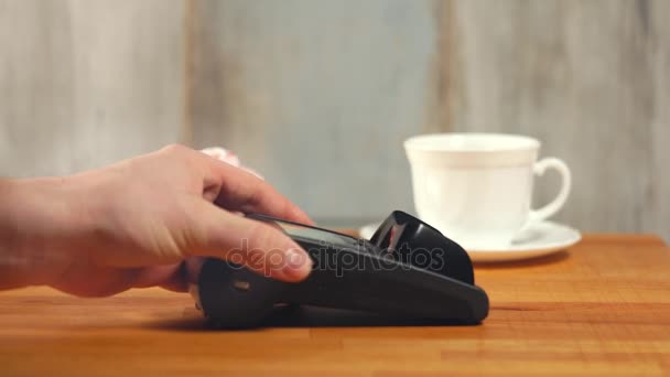 Мобильная оплата по технологии NFC в кафе — стоковое видео
