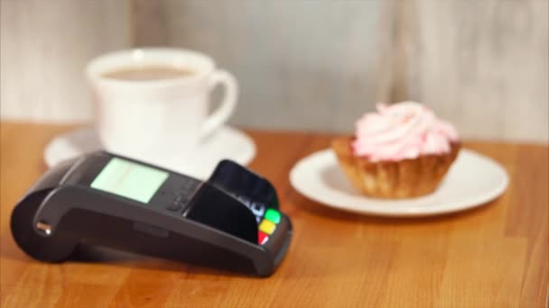 Bezahlen im Café mit nfc-Technologie auf Smart Watch — Stockvideo