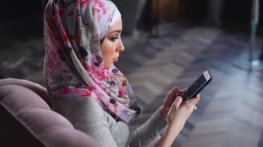 Müslüman kadının evde mobile ile boş zaman harcama