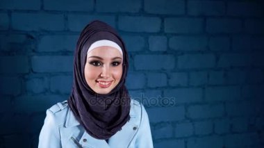 Mutlu genç Müslüman kadın portresi stüdyo