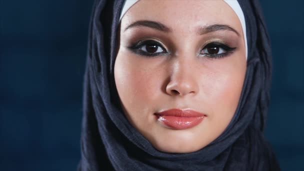 Menerapkan make-up untuk wanita muda muslim cantik di kerudung — Stok Video