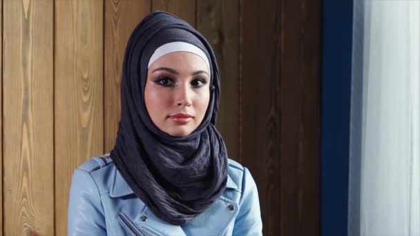 Portret van jonge moslimvrouw in hijab binnen — Stockvideo