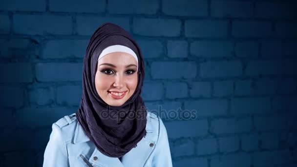 Potret Studio wanita Muslim muda yang bahagia — Stok Video