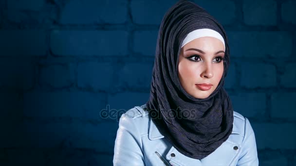 Portré, fiatal muzulmán nő fekete hidzsáb — Stock videók