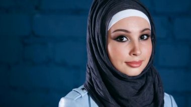 Siyah Tesettür genç Müslüman kadın. Kapalı portre