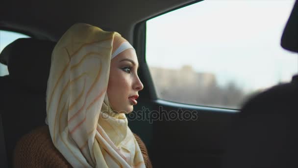 Ближневосточная женщина, путешествующая по городу на такси — стоковое видео