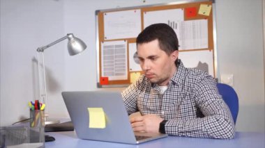 Ofis çalışanı olsun kızgın ve bağrışmalar laptop ofisinde.