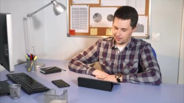 Bir adam onun kız arkadaşı onun çalışma molası sırasında tablet üzerinde konuşuyor