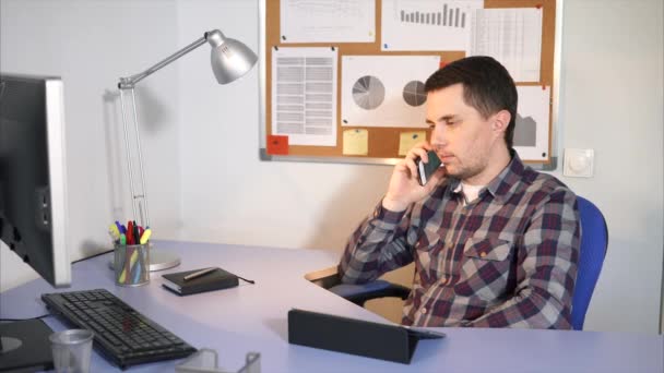 Biznesmen przy użyciu smartfona rozmawiać z jego klienta. — Wideo stockowe