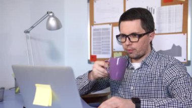 Beyaz adam ofiste, o kahve çalışırken içme çalışma.