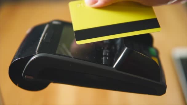 Pago con tarjeta bancaria y tecnología NFC — Vídeo de stock