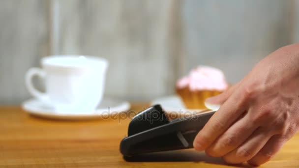 NFC pago sin contacto con tarjeta de crédito en la cafetería — Vídeos de Stock