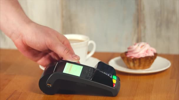 Оплата в кафе с технологией NFC на смарт-часах — стоковое видео