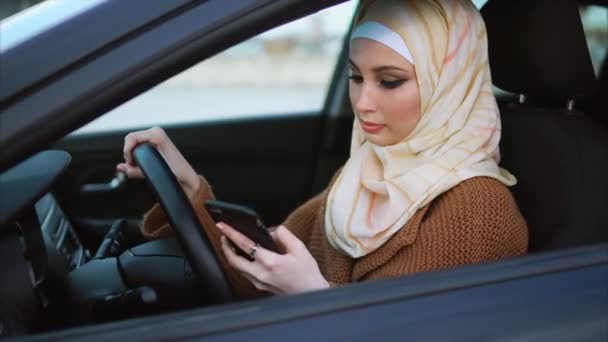 Mujer musulmana hoy en día. Empresaria conduce un coche y charlar . — Vídeos de Stock