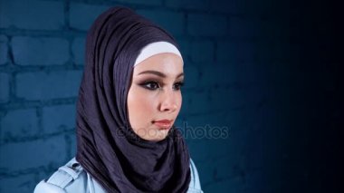 Hijab Müslüman kadın portre görünümünü kapat.