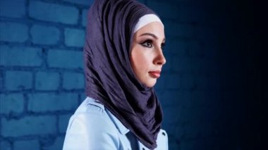 Hijab şirin güzel Müslüman kadın görünümünü kapat.