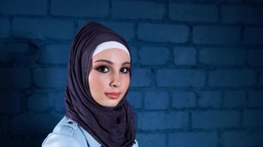 Siyah Tesettür genç Müslüman kadın. Kapalı portre