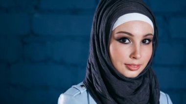 Hijab ifade bakışta çekici Müslüman kadın görünümünü kapat