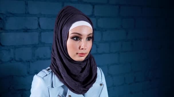 Potret Studio wanita muslim muda — Stok Video