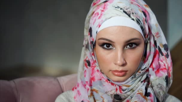 Vista de cerca de la atractiva mujer musulmana en brillante hijab colorido — Vídeos de Stock