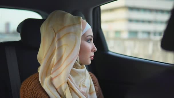 Μέσης Ανατολής γυναίκα ταξιδεύει στην πόλη με ταξί — Αρχείο Βίντεο