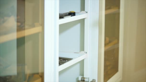 Стоматолог кладет инструменты в шкаф для подержанных предметов — стоковое видео