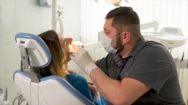 Diş hekimi kadın hastanın incelenmesi