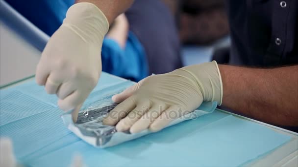 Zahnarzt wird sterile wiederverwendbare Instrumente einsetzen — Stockvideo