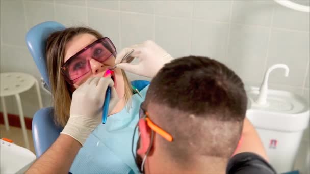 Blanqueamiento de dientes láser en la clínica dental — Vídeo de stock
