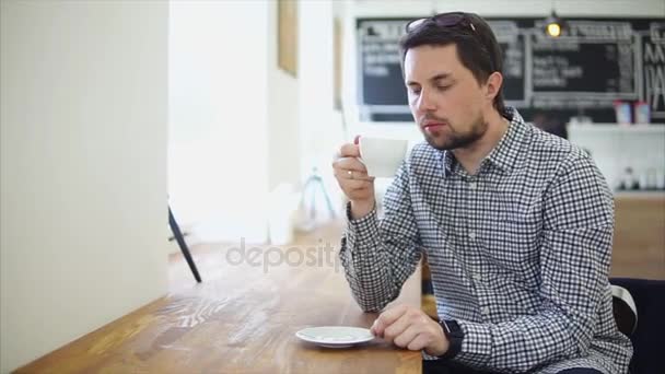 Man in casual shirt drinking coffee in cafe. Coffee break — Stock Video
