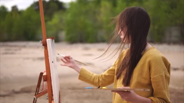 젊은 예술가 페인트-정 대 한 캔버스에 페인트의 첫 번째 스트로크 — 비디오