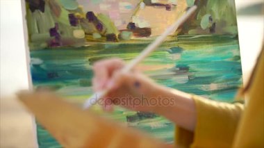 Natürmort bir dağ ve deniz ile berabere atış bir womans eller yukarı kapatın