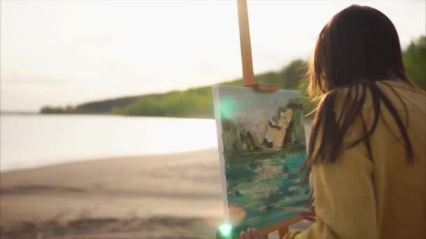 Mysterious girl finishes painting still life with paints, artist om the open air — Stock Video