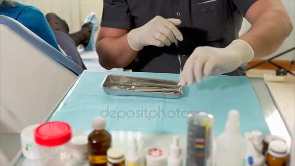 歯科用キャビネット商品医療トレイ。楽器のチェックの歯科医 — ストック動画