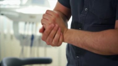 Tıp doktoru sıvı temizlik ve eldiven içinde koyarak elini Temizleme.