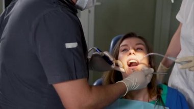 Genç bir kadın bir doktor randevu bir diş hekimi ile çürük davranıyor