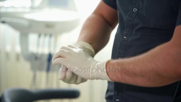 Close-up shot van een mans handen in handschoenen, die hun antiseptica behandelt — Stockvideo
