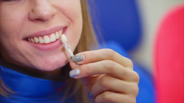 Close up tiro de uma boca de mulher que verifica como seus dentes foram branqueados — Vídeo de Stock