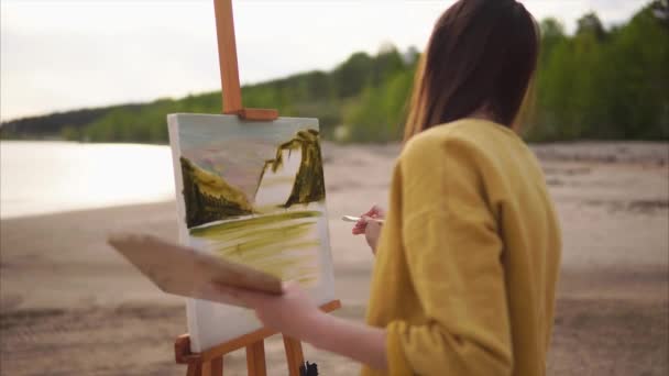 Kvinna konstnären måleriet utomhus — Stockvideo
