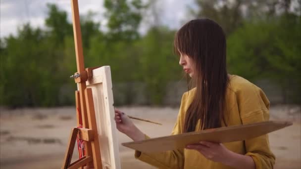 Ekspresyjny rysunek obraz malarza, piękna kobieta. — Wideo stockowe